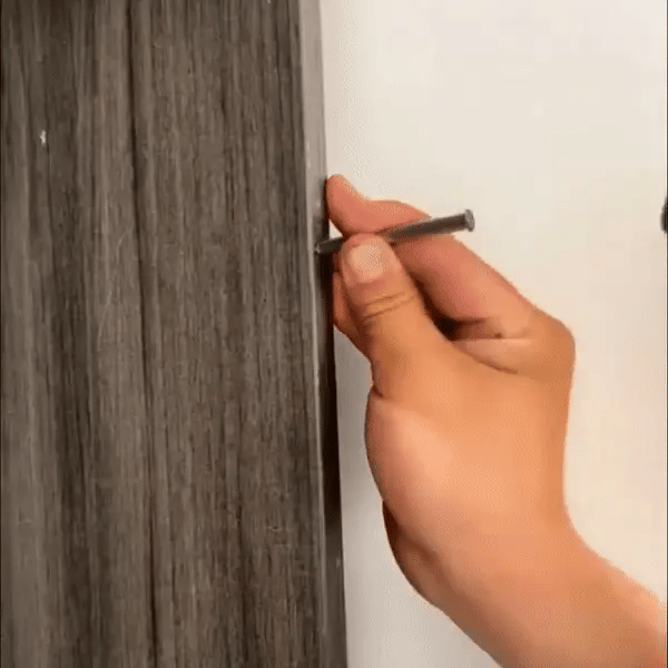 Dubbelspetsad Spik 2-i-1 – Snabb och Verktygsfri Fästlösning för Trä, Panel och Möbelbygge