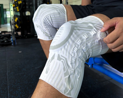 KneeFlex Pro™ – justerbart knästöd med precisionsratt